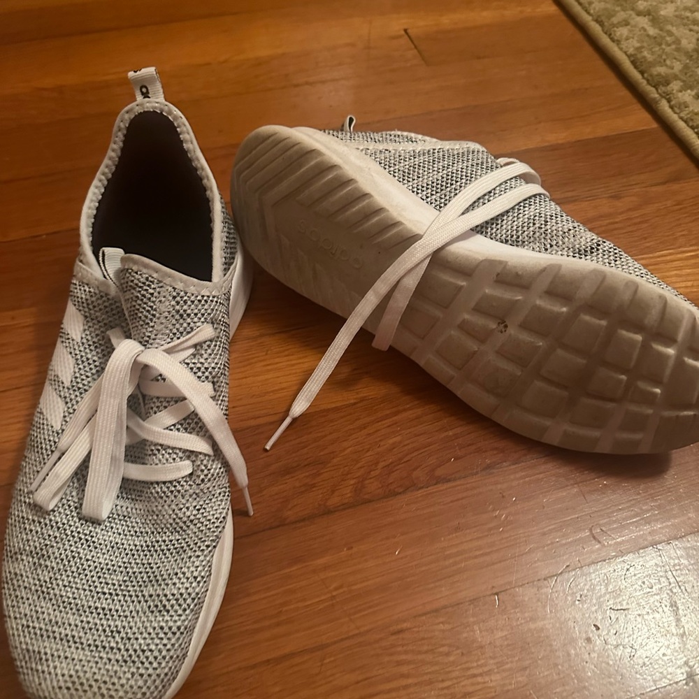 Womens Adidas Cloudfoam tennis shoes. Size 10 - Picture 2 of 3